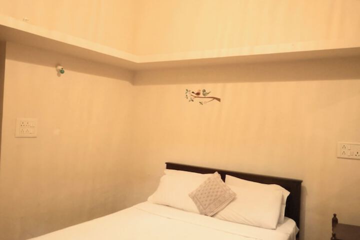 Room 2 of 100