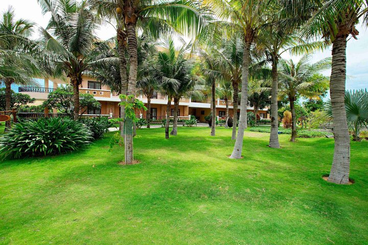 Hotel Exterior 38 of 44