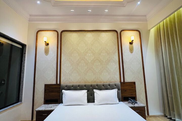 Room 4 of 20