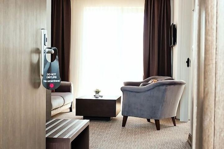 Room 8 of 33