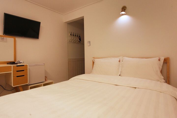 Room 143 of 198