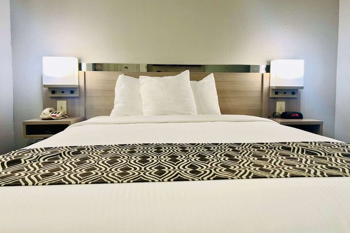 1 Queen Bed (22 of 35)