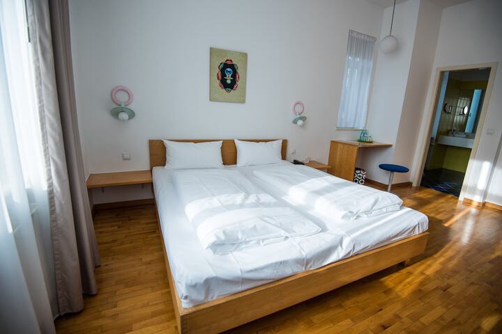 Room 5 of 28