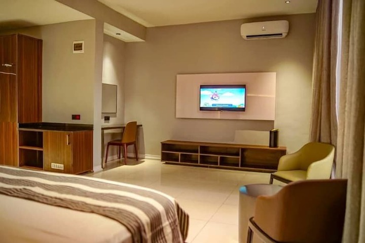 Room 6 of 17