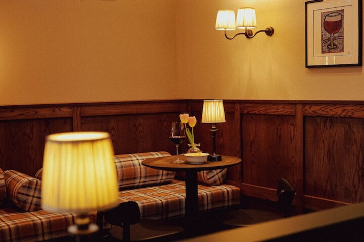 Lounge 42 of 48