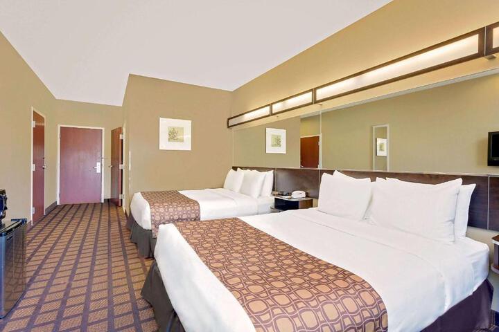 1 Queen Bed Accessible Room (9 of 19)