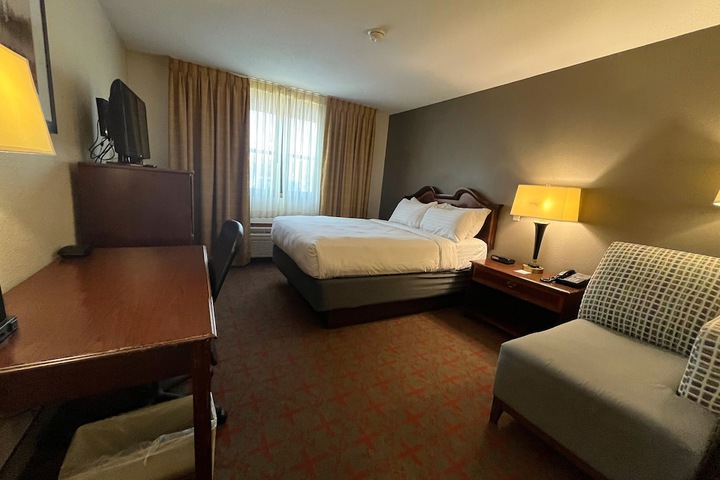 1 Queen Bed (1 of 2)