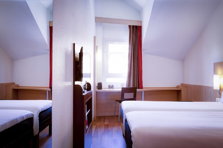 Room 3 of 110