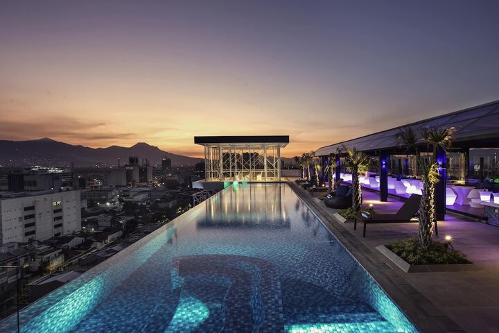 Pool Hotel