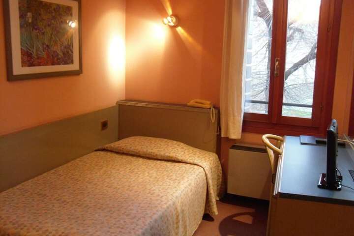 Room 6 of 14