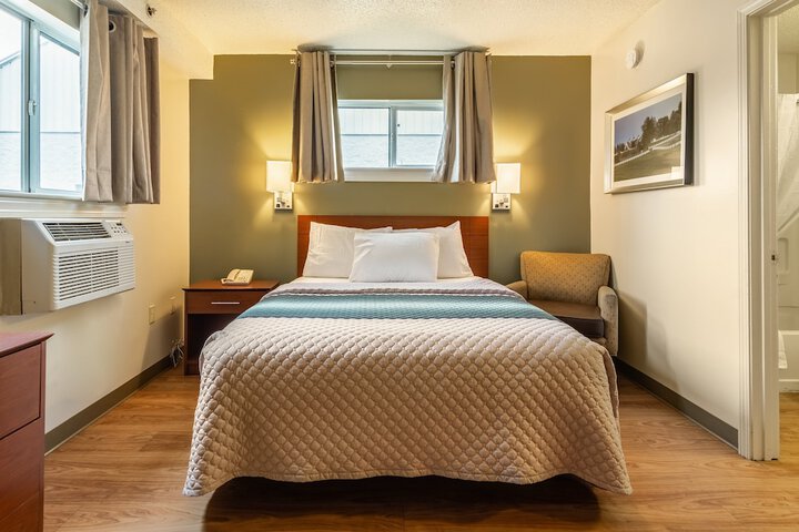 1 Queen Bed (8 of 9)