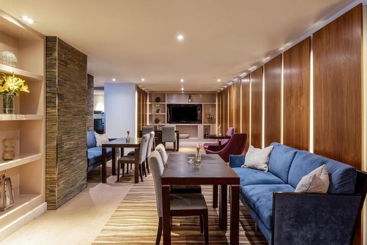 Lounge 102 of 151