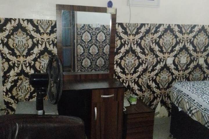Room 10 of 33