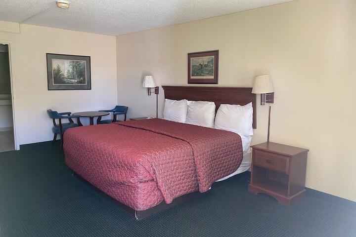 1 King Bed (2 of 14)