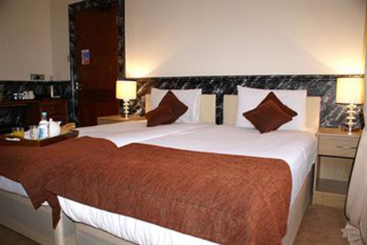 Room 4 of 18