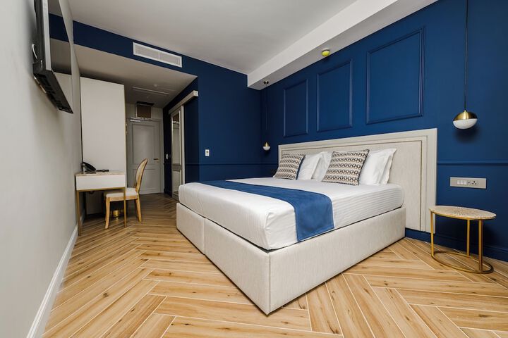Room 10 of 42