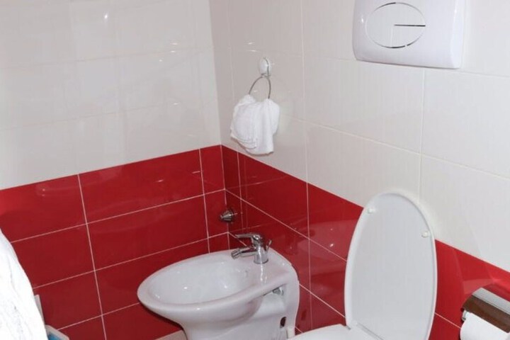 Room 6 of 8