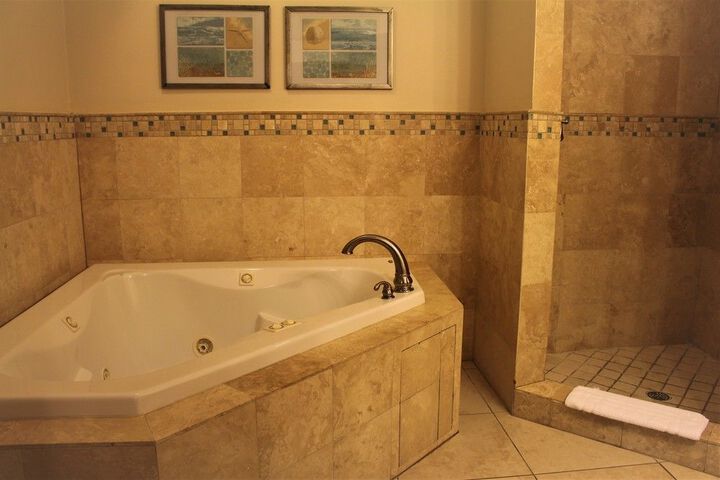 Hot Tub 40 of 54