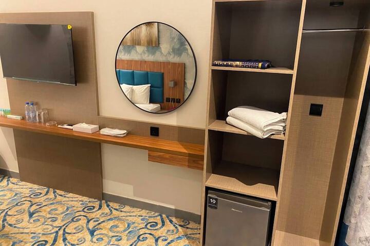 Room 6 of 33