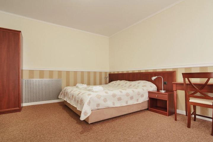 Room 6 of 8