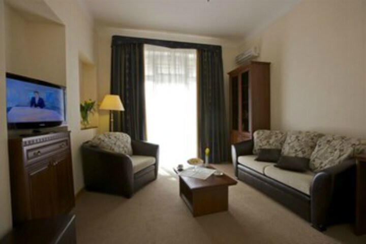 Room 32 of 51