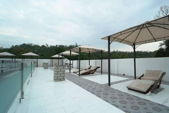 Pool 10 of 21