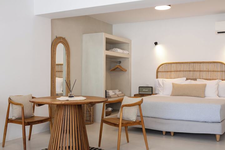 Room 3 of 205