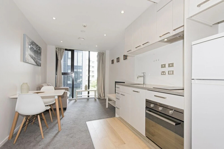 Stylish Modern Studio Queens Resid, Gym & Pool