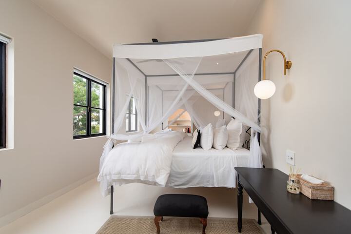 Room 28 of 194