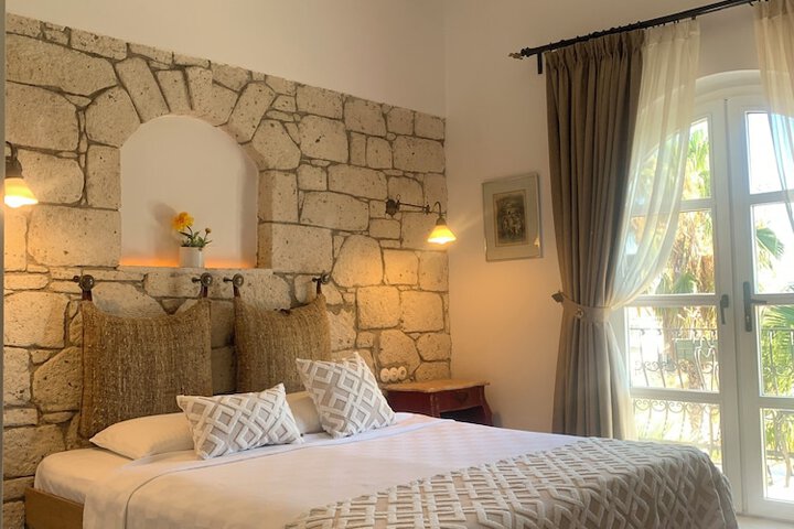 Room 12 of 80