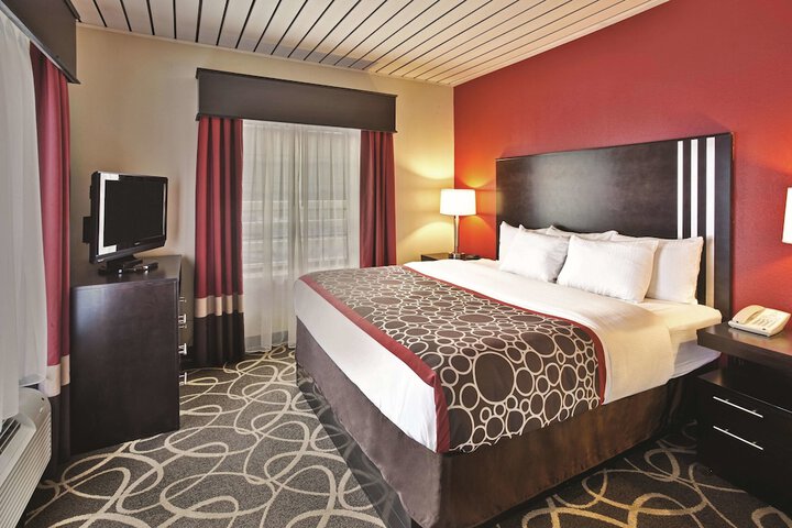 1 King Bed (5 of 10)