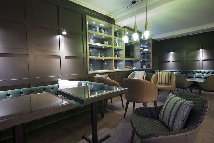 Lounge 48 of 64