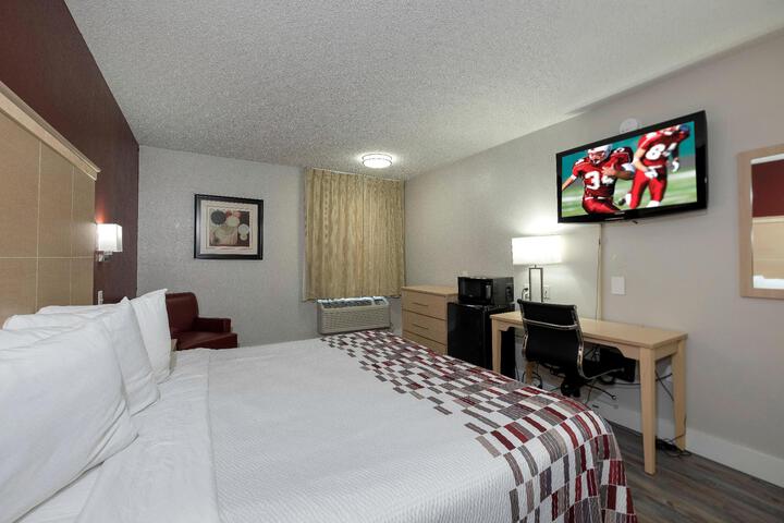 Deluxe King Room (4 of 9)