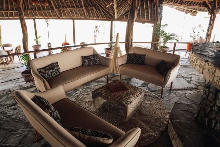 Lounge 8 of 13