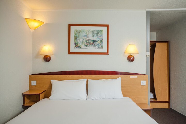 Room 5 of 42