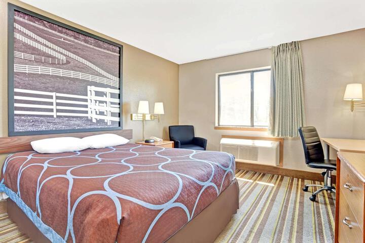1 Queen Bed (15 of 20)