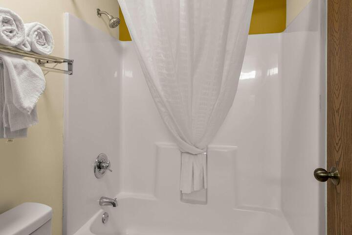 Accessible 1 Queen Accessible Communication Assistance Roll in Shower Smart TV, Microwave and Refrigerator Full Breakfast (11 of 20)
