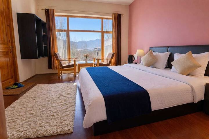 Room 4 of 9