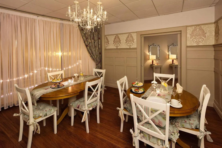 Dining 16 of 19