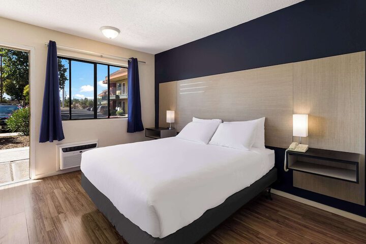 1 Queen Bed (6 of 17)