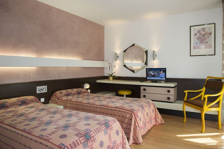 Room 3 of 34