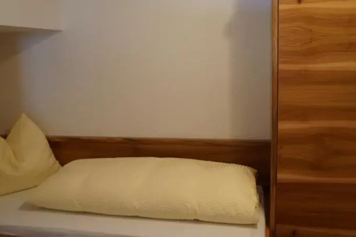 Room 5 of 9
