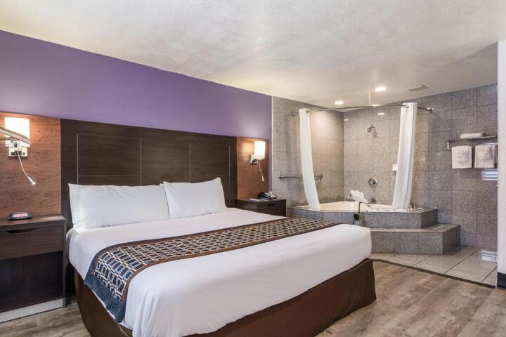1 King Bed (13 of 17)