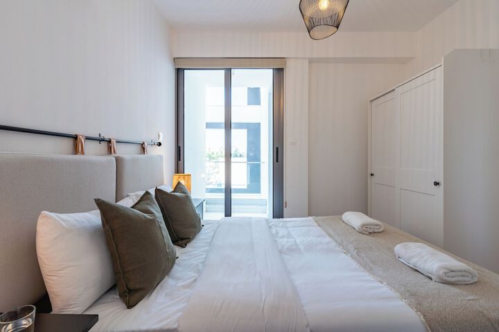 Room 4 of 210
