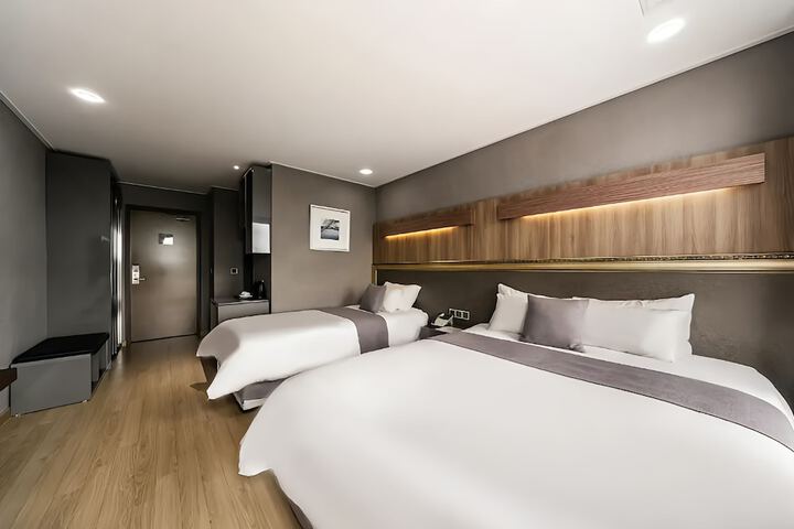 Room 6 of 42