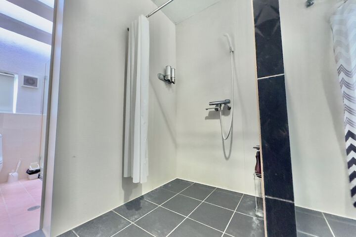 Room 160 of 193