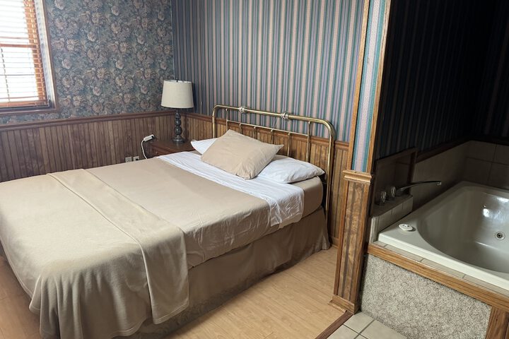 Deluxe Queen Bed (5 of 7)