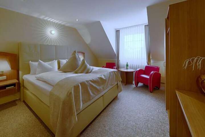 Room 9 of 25
