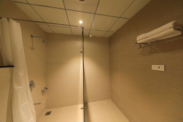 Room 10 of 33