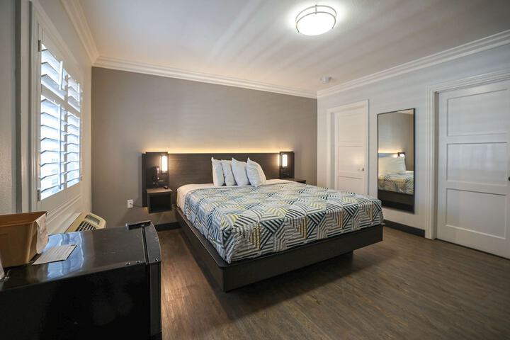 1 King Bed Micfridge (2 of 13)